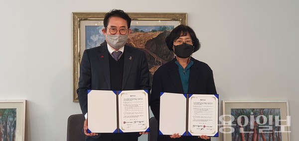 협약서를 체결하는 정정숙 관장과 정성규 이사장