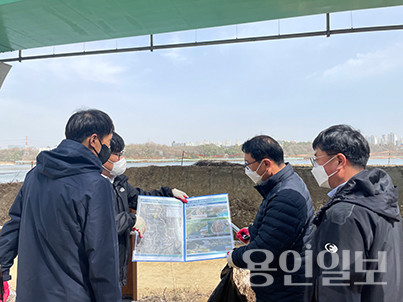 기흥 호수 순환 산책로 시설물 점검 환경 정화 사진(사진제공=용인시)