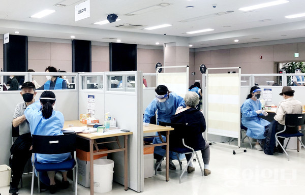 수지구청 5층 대회의실에 개소한 수지구 코로나19 예방접종센터에서 백신 접종이 진행되고 있다.