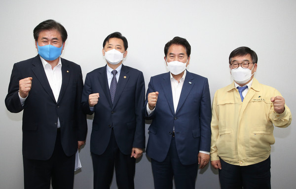 제4차 국가철도망 구축계획에 경강선 연장회의 후 (좌측 소병훈 국회의원, 황성규 국토교통부 제2차관, 백군기 용인시장, 신동헌 광주시장)