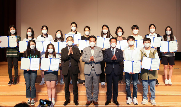 백군기 용인시장이 4일 ‘2021년도 장학증서 수여식’에서 김기준 용인시의회 의장, 김춘식 용인시 인재육성재단 이사장 및 참석자들과 기념촬영을 하고 있다.