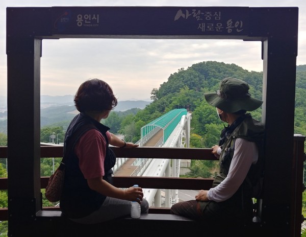 투명유리가 있는 성산교 건너 액자 포토스팟