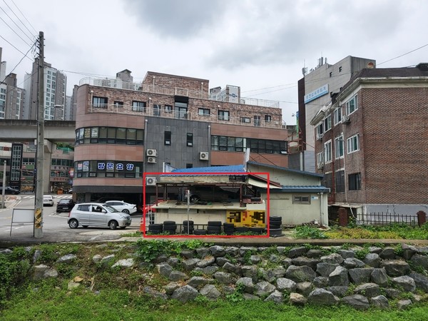 5일 경기도 용인시 삼가동 00번지 일대 하천 옆, 도유지 10㎡에 00카센터가 창고를 불법으로 설치해 사용하고 있다. 공유재산 및 물품관리법에 따라 공유재산(도유지) 사용허가 관련사항은 시군 위임 사무로 용인시가 행정처리할 사안이다.