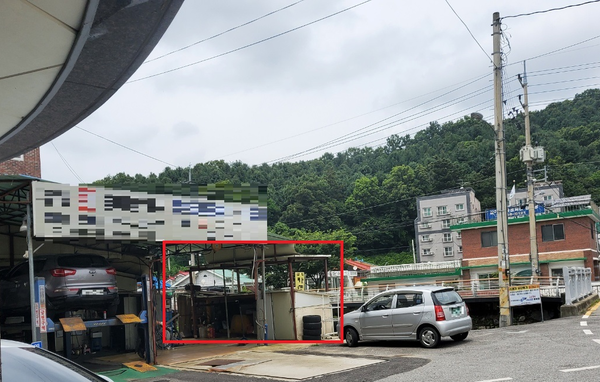 5일 경기도 용인시 삼가동 00번지 일대 하천 옆, 도유지 10㎡에 00카센터가 창고를 불법으로 설치해 사용하고 있다. 공유재산 및 물품관리법에 따라 공유재산(도유지) 사용허가 관련사항은 시군 위임 사무로 용인시가 행정처리할 사안이다.