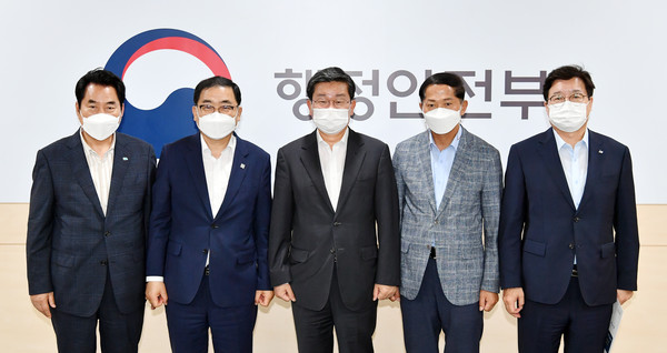 백군기 용인시장이 19일 허성무 창원시장, 이재준 고양시장, 염태영 수원시장과 전해철 행안부 장관을 만나 특례권한 확보를 위한 지원을 요청하고 기념촬영을 하고 있다. (사진=용인시)