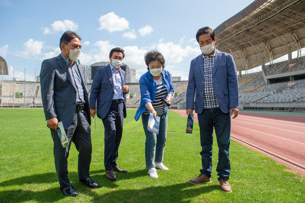 의원연구단체 회원들이 화성종합경기타운 주요시설물을 둘러보고 있다. 왼쪽부터 이창식, 윤환, 남홍숙, 박만섭 의원 (사진=용인시의회)