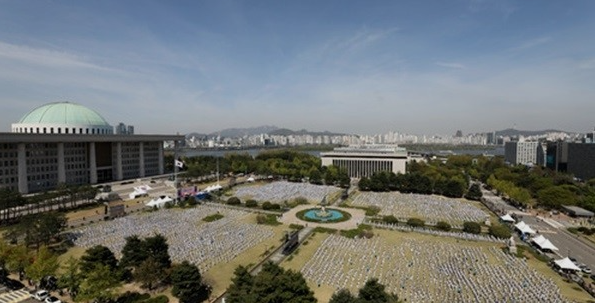 2018년 4월 21일 8000여명의 태권도인이 국회 광장서 품세를 선보이는데 성공해 기네스북 등재됐다. 당일 열린 행사는 국회의원 태권도연맹 총재이면서 국회 교육문화체육관광위 소속 이동섭 의원 주최로 열렸으며 이동섭 의원을 포함한 현직 의원 9명도 태권도복을 입고 품세를 선보였다.(사진=국기원)