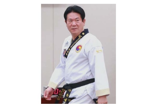 20대 국회의원 시절 이동섭 의원이 서울 여의도 국회에서 열린 문화체육관광위원회의 한국콘텐츠진흥원, 영화진흥위원회, 한국영상자료원 등에 대한 국정감사에 태권도복을 입고 참석, 감사장으로 들어서고 있다. 태권도 공인 9단인 이 의원은 '태권도 국기 지정법(태권도 진흥 및 태권도공원 조성 등에 관한 법률 일부 개정안)'이 이날 본격적으로 시행됨에따라 태권도복을 입고 왔다고 설명했다.(사진=국기원)