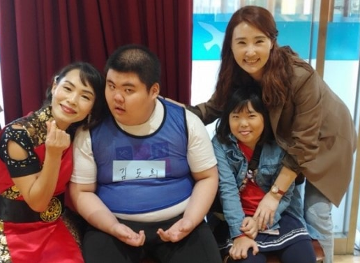 ▲용인 장애인과 부모가 함께하는 프로젝트 '꿈드림 두드림' 공연 후 박은선 대표와 출연진이 기념 촬영을 하고 있다.(사진=혜윰)