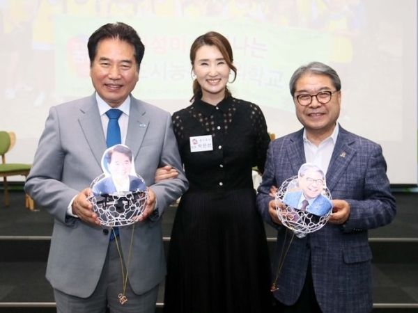 ▲교육 토크쇼를 마치고 백군기 용인시장(좌) 과 박은선 대표(가운데), 이재정 교육감(우)이 기념 촬영을 하고 있다.(사진=혜윰)