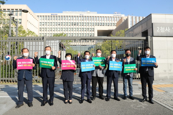 용인시 김기준 의장을 비롯해 김상수 부의장, 조석환 수원시의회 의장, 이길용 고양시의회 의장, 이치우 창원시의회 의장 등 전국 특례시의회 의장협의회 소속 의장들이 24일 오전 세종정부청사 행정안전부 앞에서 특례시‧특례시의회 기능확대 및 특례시민 역차별 해소 요구를 위한 공동성명 발표 및 릴레이 1인 시위를 진행했다. 