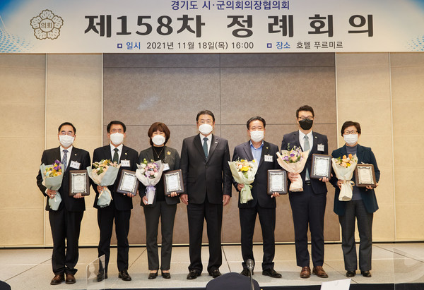 김기준 의장 및 경기도시·군의회의장협의회 임원진이 전국지역신문협회로부터 표창패를 받았다. 왼쪽부터 성남시의회 의장, 김기준 용인시의회 의장, 방미숙 하남시의회 의장, 박경국 전국지역신문협회 경기도협의회 회장, 이길용 고양시의회 의장, 장인수 오산시의회 의장, 성복임 군포시의회 의장