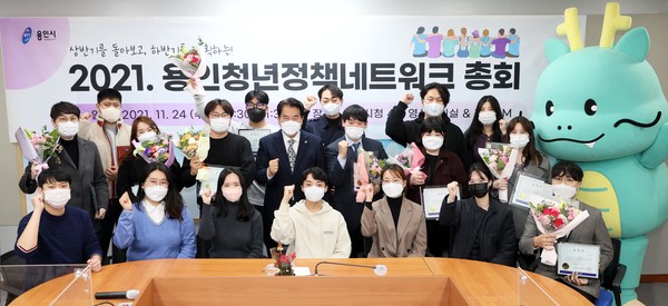 24일 용인시는 제2기 청년정책네트워크 중간공유회를 개최해 유공자 9명에게 표창했다. (사진=용인시)