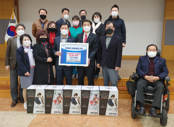 지난 3월 처인구청 대회의실에서 처인장학회가 처인구청장에게 후원품 전달하고있는 모습.(사진=용인시처인구장학회)