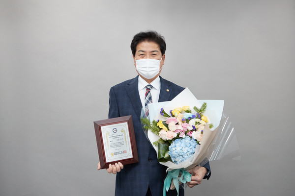 용인시시회 박만섭 의원이 지난 10일 ‘2021 대한민국 지방자치평가연계 의정대상’에서 우수상 수상해 기념찰영을 하고 있다. (사진=용인시의회)