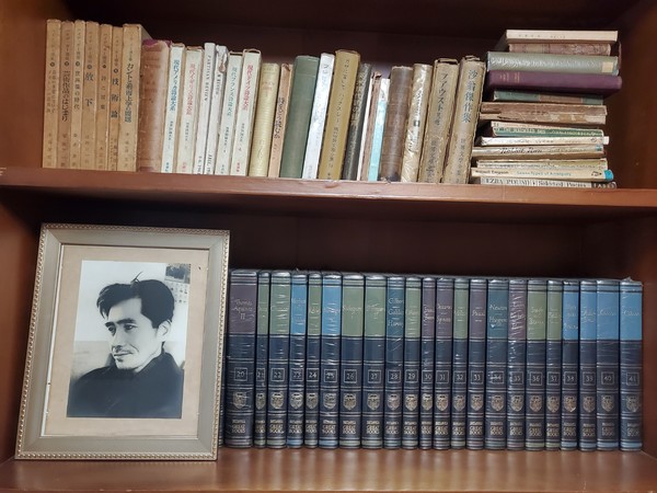 김현경 여사 서재에 고스란히 남아 있는 김수영 시인의 흔적. 책장엔 아직도 김 시인과 함께 읽던 서적이 빼곡히 꽂혀 있다.(사진=용인일보)