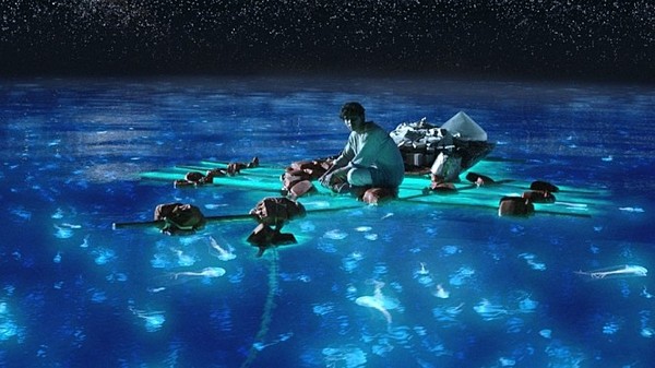 태평양의 신비로운 밤 ⓒ 네이버영화