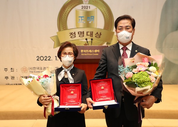 18일 한국프레스센터 국제호의장에서 열린 '제4회 정명(의정) 대상' 시상식에서 의정 대상 수상한 용인시의회 박남숙(좌), 박만섭(우) 의원이 기념촬영을 하고 있다. (사진=용인시의회)