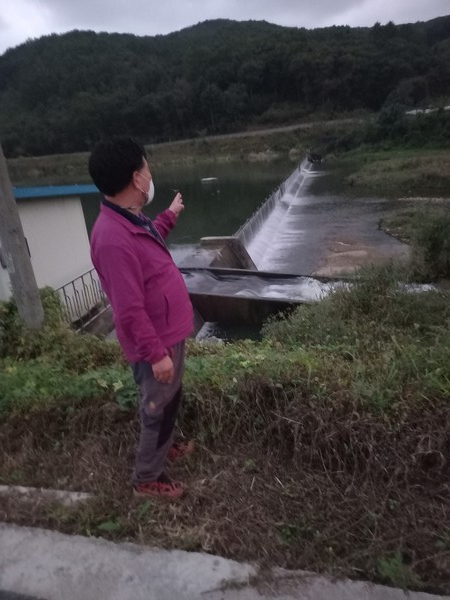 경안천에 설치된 자동보를 바라보는 이건영 전 의원.