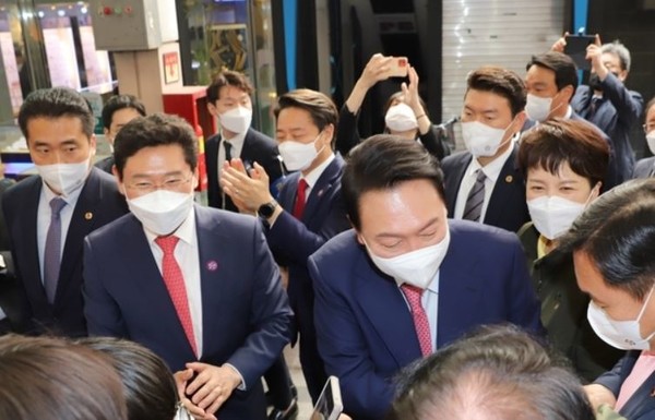 지난 2일 윤석열 대통령 당선인이 용인중앙시장을 방문했다. 이자리에 김은혜 국민의힘 경기도시사 후보와 이상일 용인특례시장 후보가 동행했다.