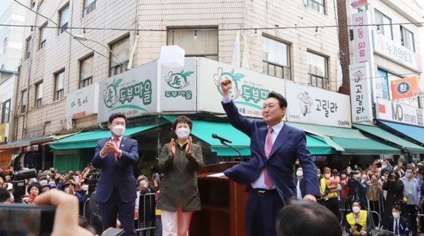 지난 2일 윤석열 대통령 당선인이 용인중앙시장을 방문해 용인 시민께 감사의 의미로 어퍼컷 세리모니를 했다.