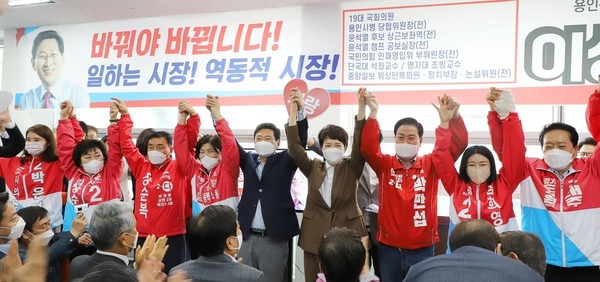 8일 이상일 용인특례시장 국민의힘 후보 개소식이 진행됐다. 이상일(중앙) / 사진=캠프제공