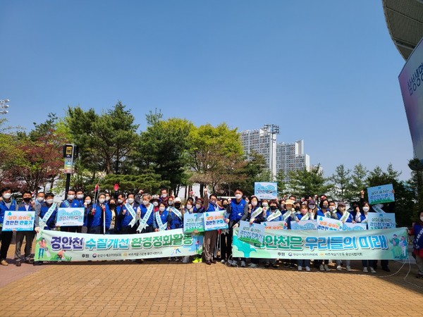 바르게살기운동 용인시협의회(회장 신문철)는 지난 20일  ‘경안천 수질개선 환경정화 캠페인'에 협의회 회원30명·명주병원 직원 20명이 참석해 기념촬영을 하고 있다. (사진=용인시협의회)