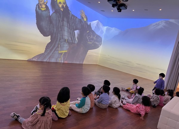 용인 처인성역사교육관에서 아이들이 체험중이다. (사진=용인시)