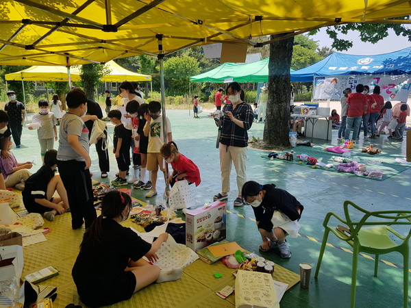 용인백봉초등학교에서 개최한 단오한마당에서 진행된 벼룩시장 모습. 