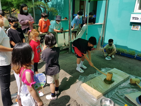 용인백봉초 학생들이 쑥 인절미 만들고 있다. 