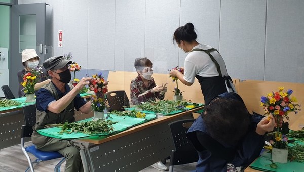 지난해 8월 용인지역자활센터 어르신들이 치유원예 프로그램에 참여하고 있다. (사진=용인시)