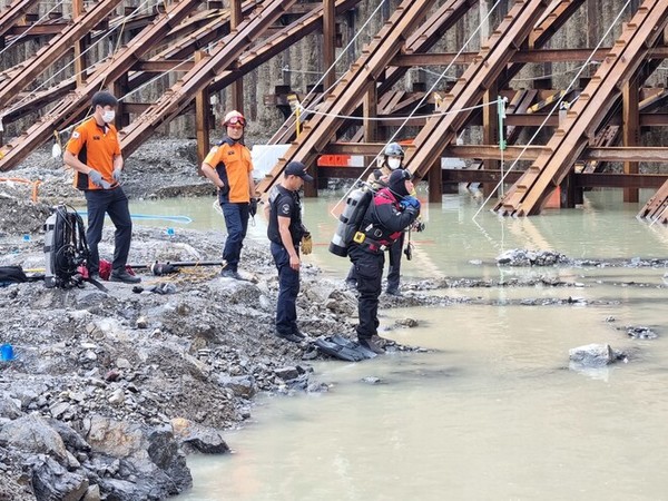 30일 오후 경기 용인시 수지구 보정동 롯데오피스텔 신축 공사장에서 물웅덩이에 빠진 노동자를 찾기 위해 119구조대원이 수색작업을 하고 있다. (사진=경기도소방재난본부)