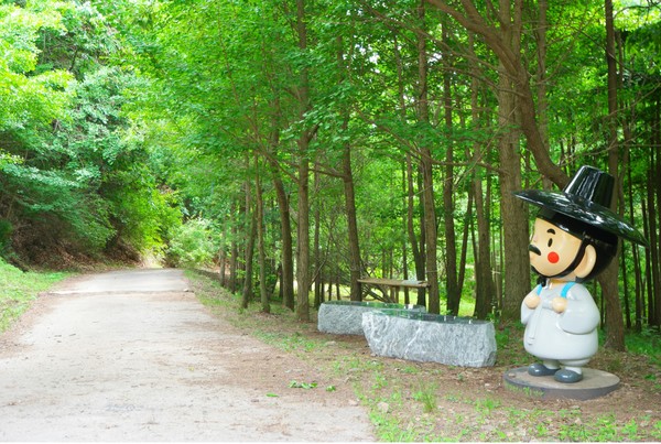 용인 청년 김대건길 입구에 김대건 신부 캐리커쳐 조형물이 세워져있다. (사진=용인시)