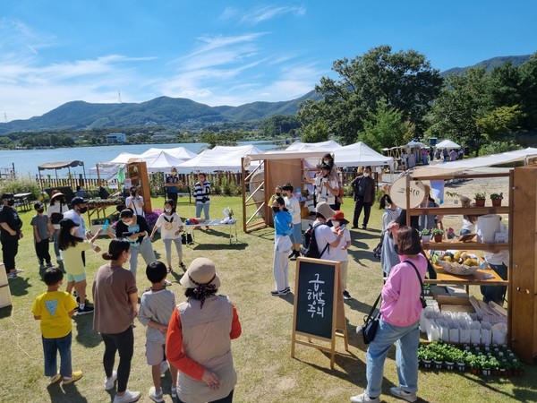 용인 용담호수에서 24~25일에 열린 두레마켓‧뚝! 마켓. /사진=용인특례시