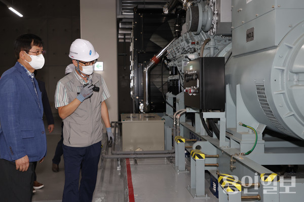 27일 수지구 한 쇼핑몰의 관계자가 전기실 비상발전기 점검중이다. / 사진=용인특례시