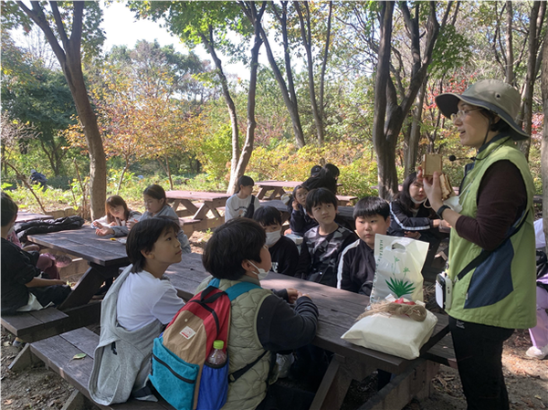 용인시청소년수련관 청소년방과후아카데미가 진행한 한택식물원 생태숲 탐방 프로그램에 참가한 아이들. /사진=청소년방과후아카데미