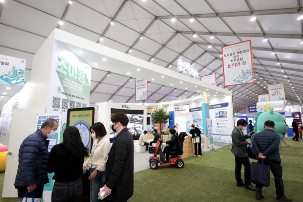 '2022 대한민국 도시혁신 산업박람회' 용인특례시 홍보부스에 관람객의 발길이 이어지고 있다.