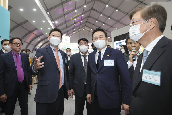 10-3. 이상일 용인특례시장이 원희룡 국토부장관 등 관계자에게 대한민국 도시혁신 산업박람회 현장을 소개하고 있다
