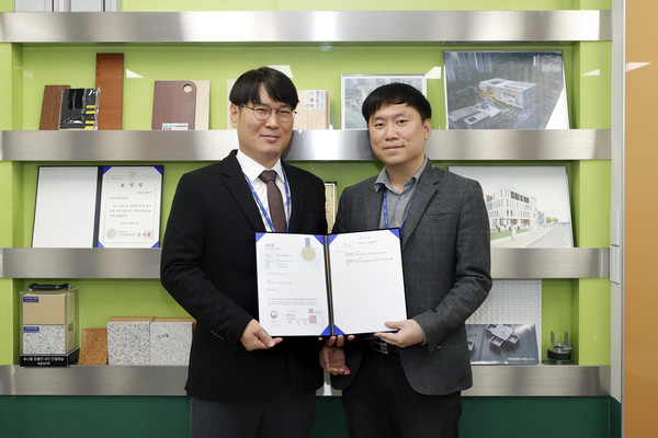 (좌측부터)이문규, 윤여훈 주문관이 특허증을 들고 기념사진을 찍고 있다. /사진=용인특례시