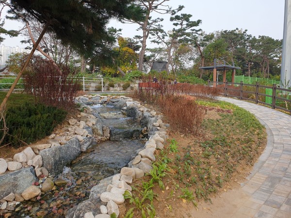 용인특례시는 기흥구 하갈동 기흥레스피아 부지 일부를 시민 쉼터 기능을 갖춘 친수공간을 조성했다. /사진=용인특례시