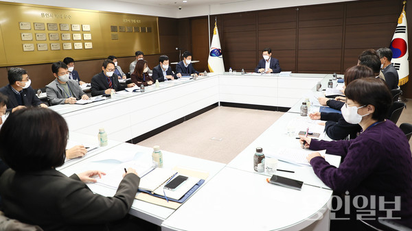 이상일 시장이 10일 기흥구 15개 동장들과 티타임을 하고 있다 /사진=용인특례시