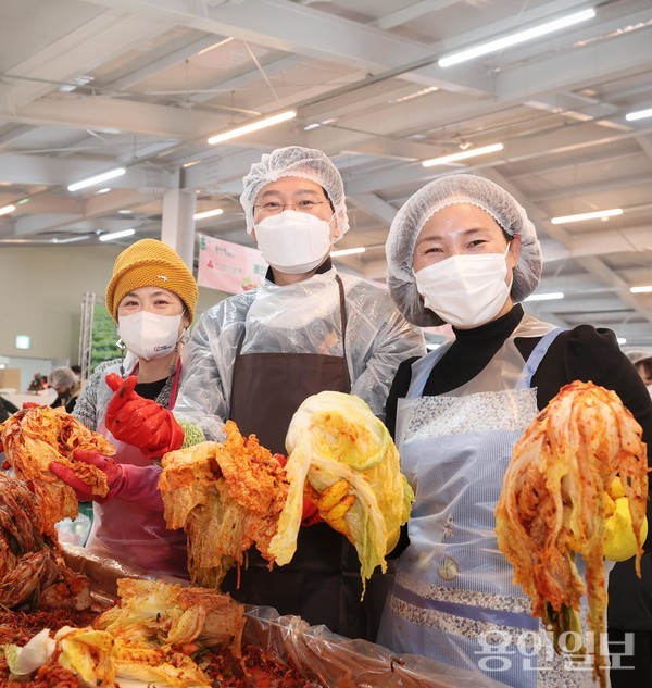 '2022 용인사랑나눔 김장축제' 김장 담그는 이상일 용인특례시장과  자원봉사자. /사진=용인특례시