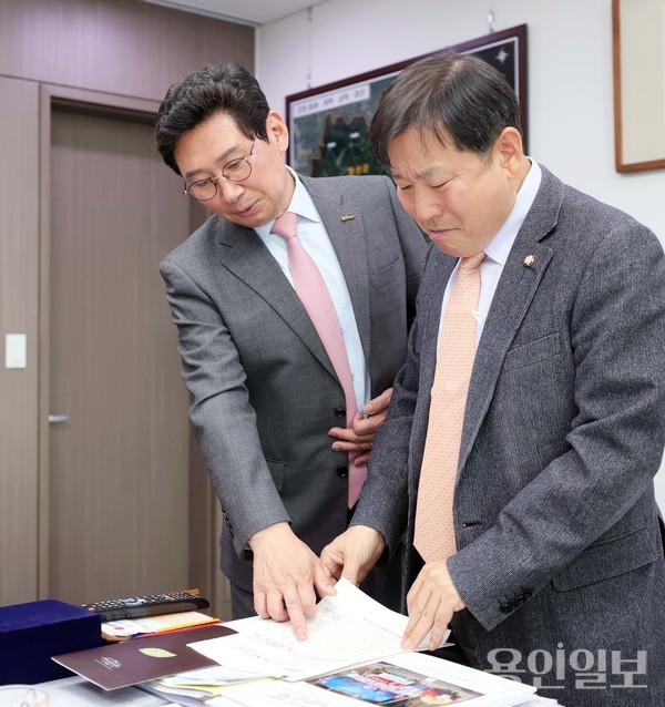 이상일 용인특례시장이 국회 예결위 여당 간사인 이철규 국회의원을 만나 5개 현안 사업을 설명하고, 적극 지원을 요청하고 있다. /사진=용인특례시