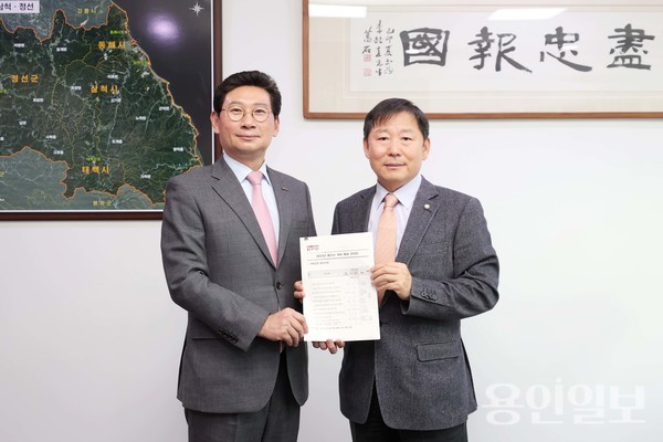 이상일 용인특례시장이 국회 예결위 여당 간사인 이철규 국회의원을 만나 국비추가확보 건의안을 전달하고 있다. /사진=용인특례시