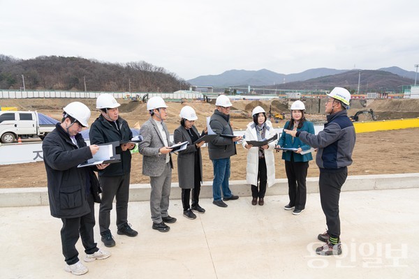 용인특례시의회 경제환경위원회가 에코타운을 추진 실태를 확인하고 있다. /사진=용인시의회