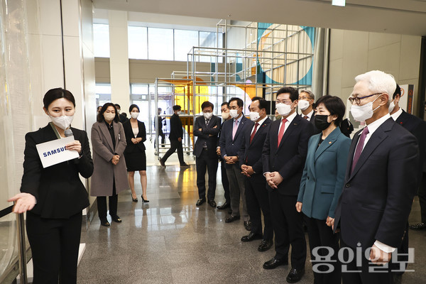 이상일 용인특례시장이 삼성전자 관계자로부터 삼성전자 화성캠퍼스 관련 설명을 듣고 있다. /사진=용인특례시