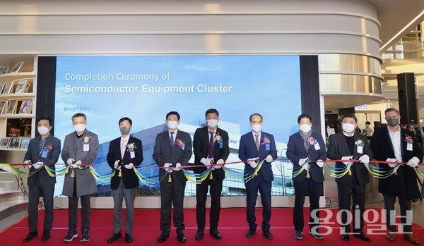 이상일 용인특례시장이 서플러스글로벌 반도체 장비 클러스터 준공식에서 관계자들과 테이프 커팅을 하고 있다. /사진=용인시
