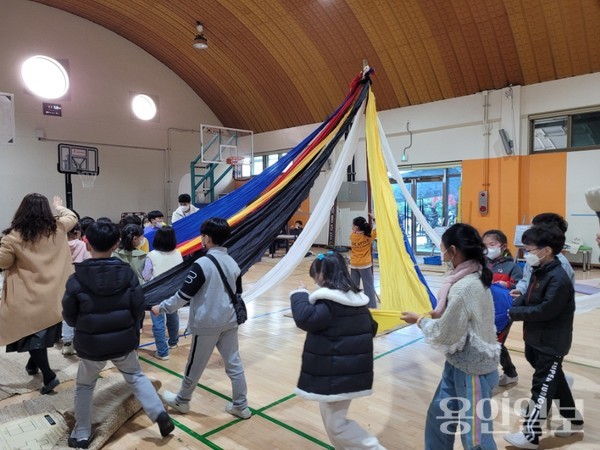 양지초등학교 학생들이 전통놀이 한마당 축제를 체험하고 있다. /사진=
