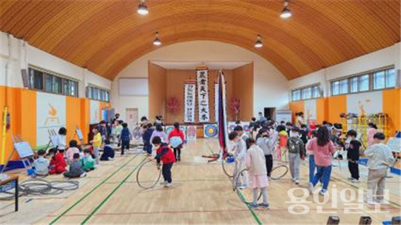 용인 양지초등학교 학생들이 전통놀이 한마당 축제를 체험하고 있다. /사진=양지초