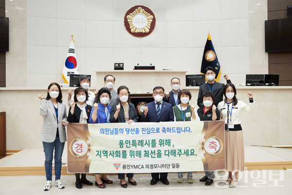 용인YMCA 의정모니터단이 용인특례시의회 윤원균 의장, 시의원과 기념촬영을 하고 있다.  /사진=용인YMCA